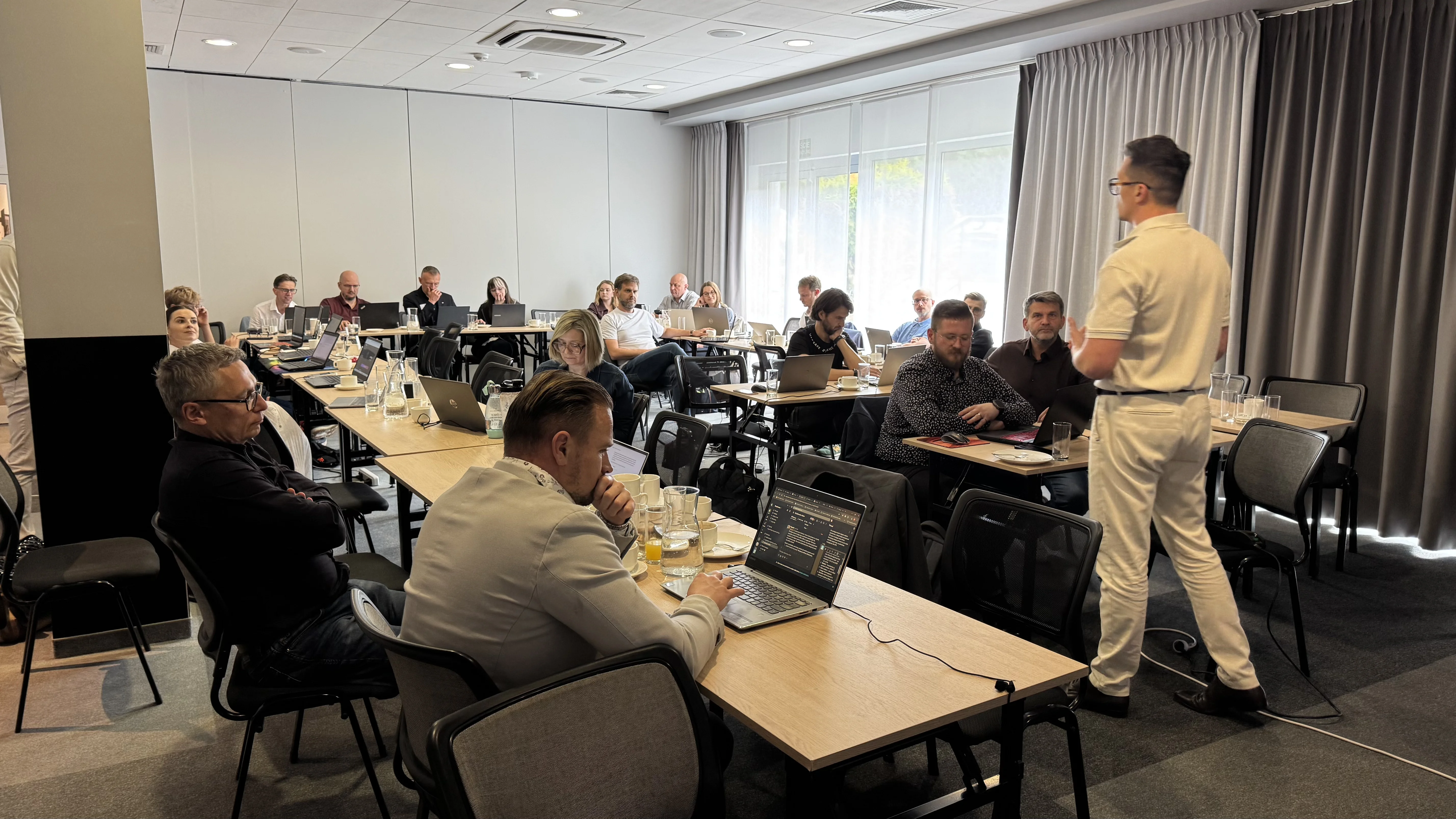 Uczestnicy warsztatu BNI-AI przy laptopach, 28.05.2026